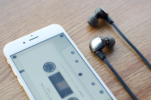 克,耳机研发能力不庸置疑,创始人郁志曰是很多人认为的国内第一调音师