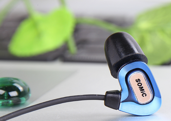 克,耳机研发能力不庸置疑,创始人郁志曰是很多人认为的国内第一调音师