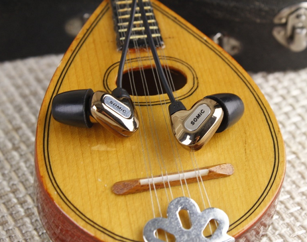 克,耳机研发能力不庸置疑,创始人郁志曰是很多人认为的国内第一调音师