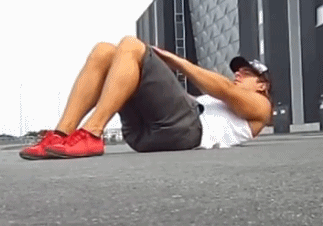 正确的方法是将手腾空或是放在腹肌上,都可以.