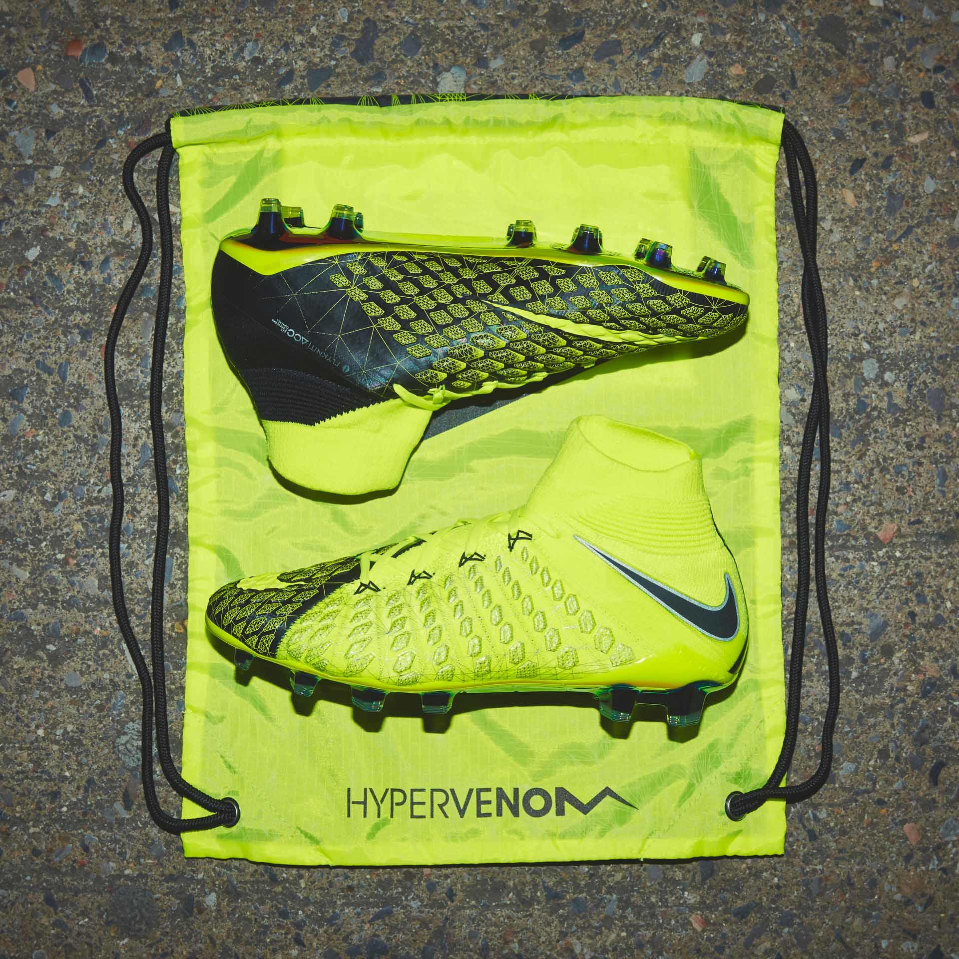 arts,简称ea)联名推出了一款战靴,以毒蜂3代为蓝本,将电子游戏和像素