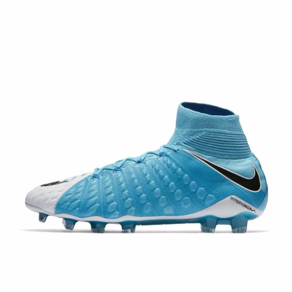 游戏中穿着这款球鞋登场了,这款超限量的战靴将在今年的9月25日开始在