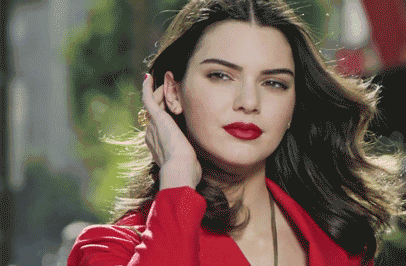 涂一抹复古的烈焰红唇,情人节礼物的首选