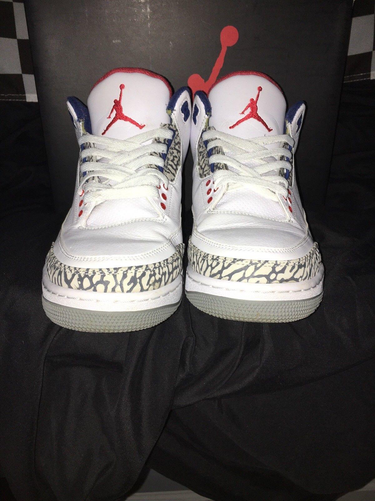 配色稍微的有点差别使用了红白蓝还有一些灰色的搭配,鞋舌有个飞人的