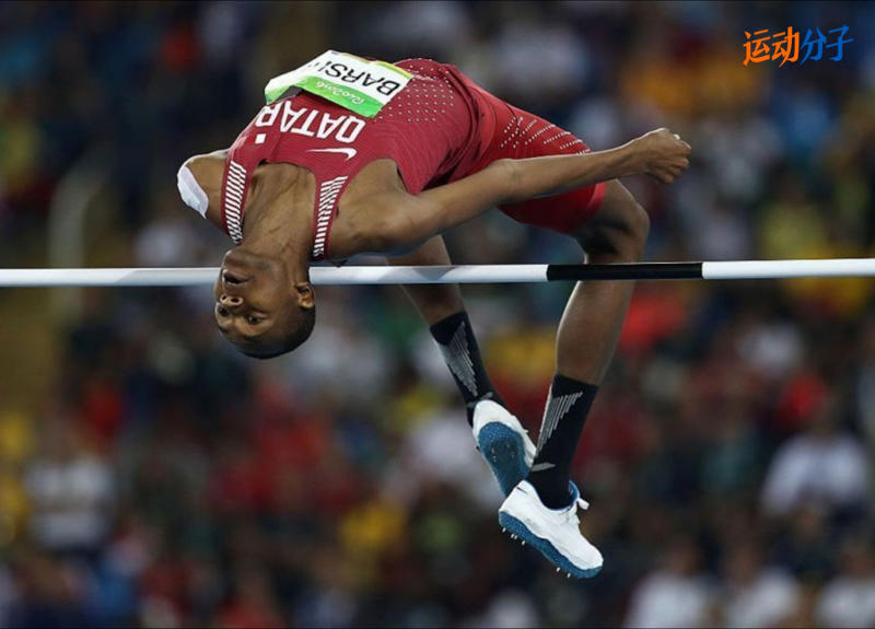 跳高是非常讲究技术动作的,技术动作演变从跨越式,滚式,俯卧式到如今