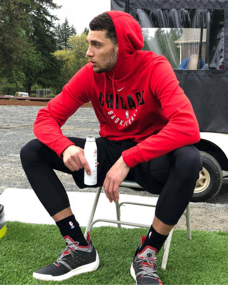 弎言两语别学着球星们的场上上脚看看他们场下都穿些啥五