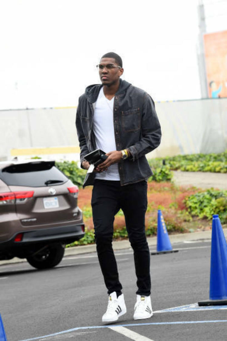 弎言两语别学着球星们的场上上脚看看他们场下都穿些啥十九