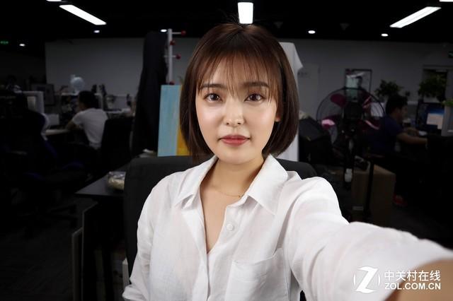 摄影自拍两不误 解读佳能M100白色微单 