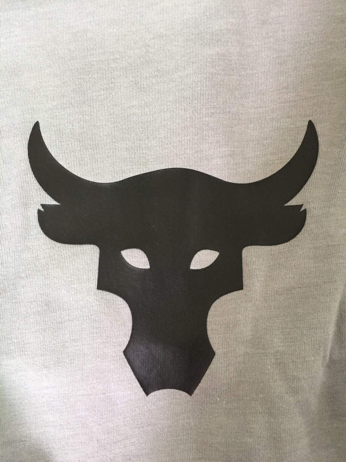 棉的舒适性,有助于保持干爽 流汗后不会贴身上胸前有巨石强森牛头logo