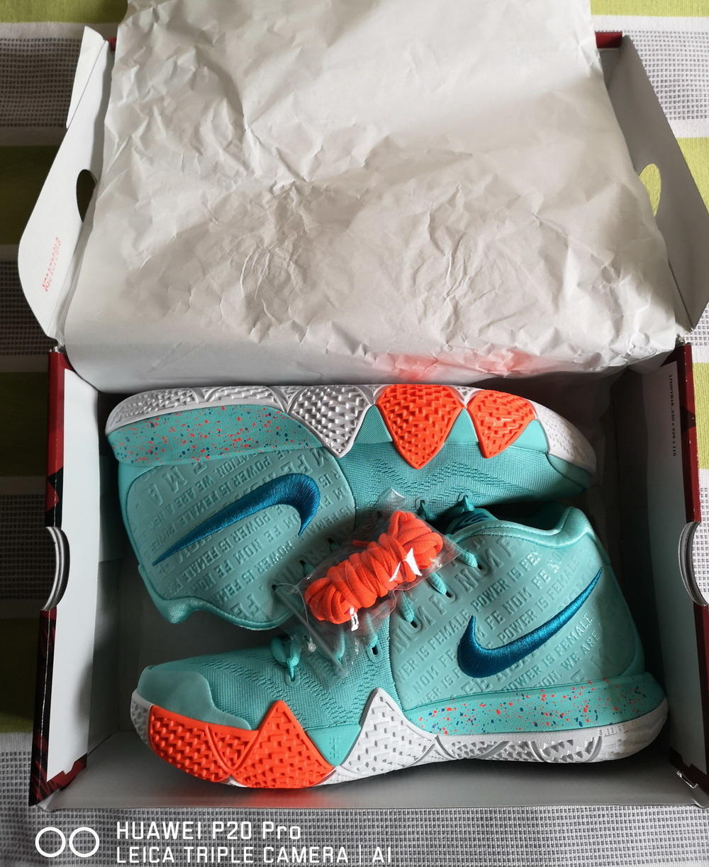 鞋盒就是普通的欧文4的鞋盒,并没有特别的标记.