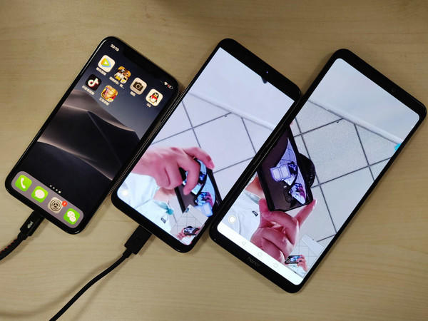 从左至右：iPhone X、小米8、荣耀Note10