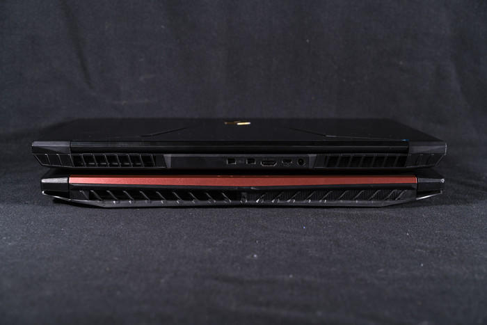 ↑上：X8Ti Plus、下：传统15.6吋游戏本