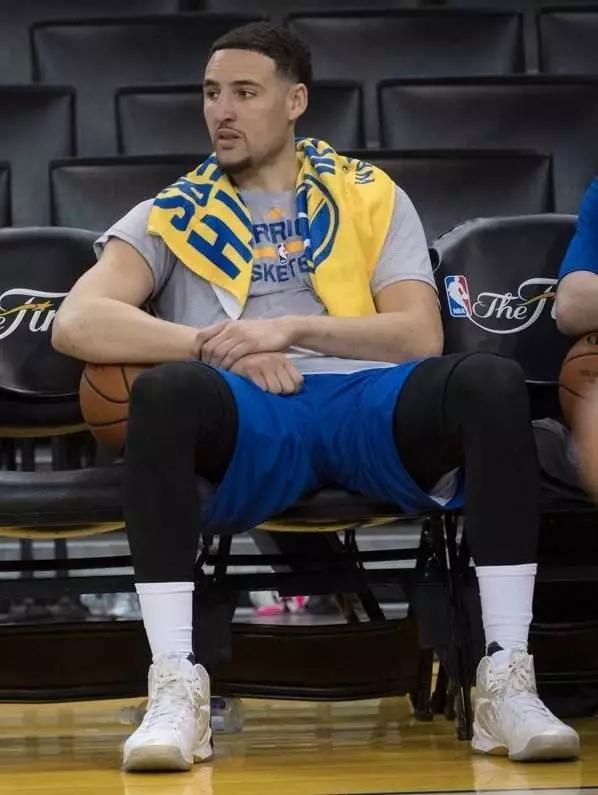 我们这一双左脚是朱敬一的亲签右脚是robbie fuller的签名,我觉得很