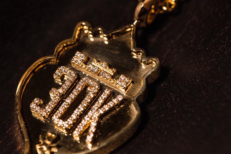 The Shoe Surgeon,定制  不止价值十万美金的镶钻球鞋！出自他手的球鞋，最便宜也要一千美金！