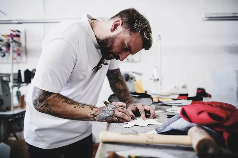 The Shoe Surgeon,定制  不止价值十万美金的镶钻球鞋！出自他手的球鞋，最便宜也要一千美金！