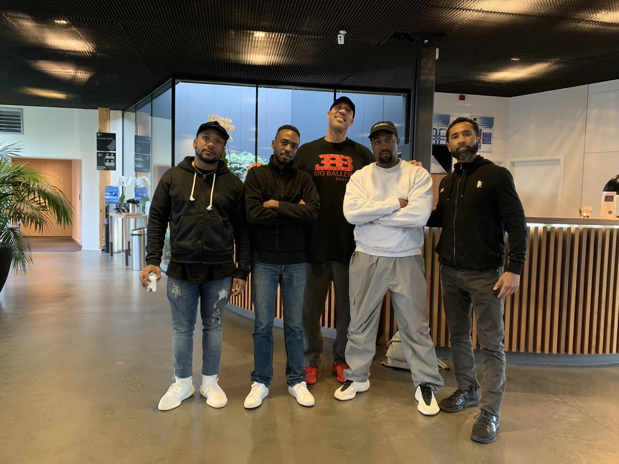 YEEZY,BBB,球哥,亲自,晒出,球爹,与,侃爷,合影,  侃爷辅佐球爹打造 YEEZY x BBB 联名？球哥亲晒二人合影！