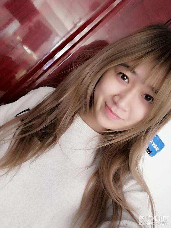 荣耀10青春版暗光自拍效果