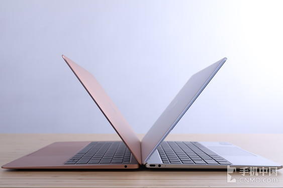 Apple MacBook Air 2018款（左）HUAWEI MateBook 13（右）