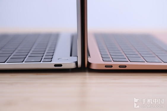 HUAWEI MateBook 13（左）Apple MacBook Air 2018款（右）