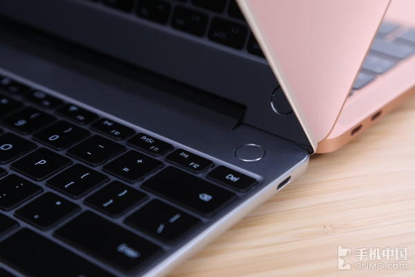 HUAWEI MateBook 13（前）Apple MacBook Air 2018款（后）