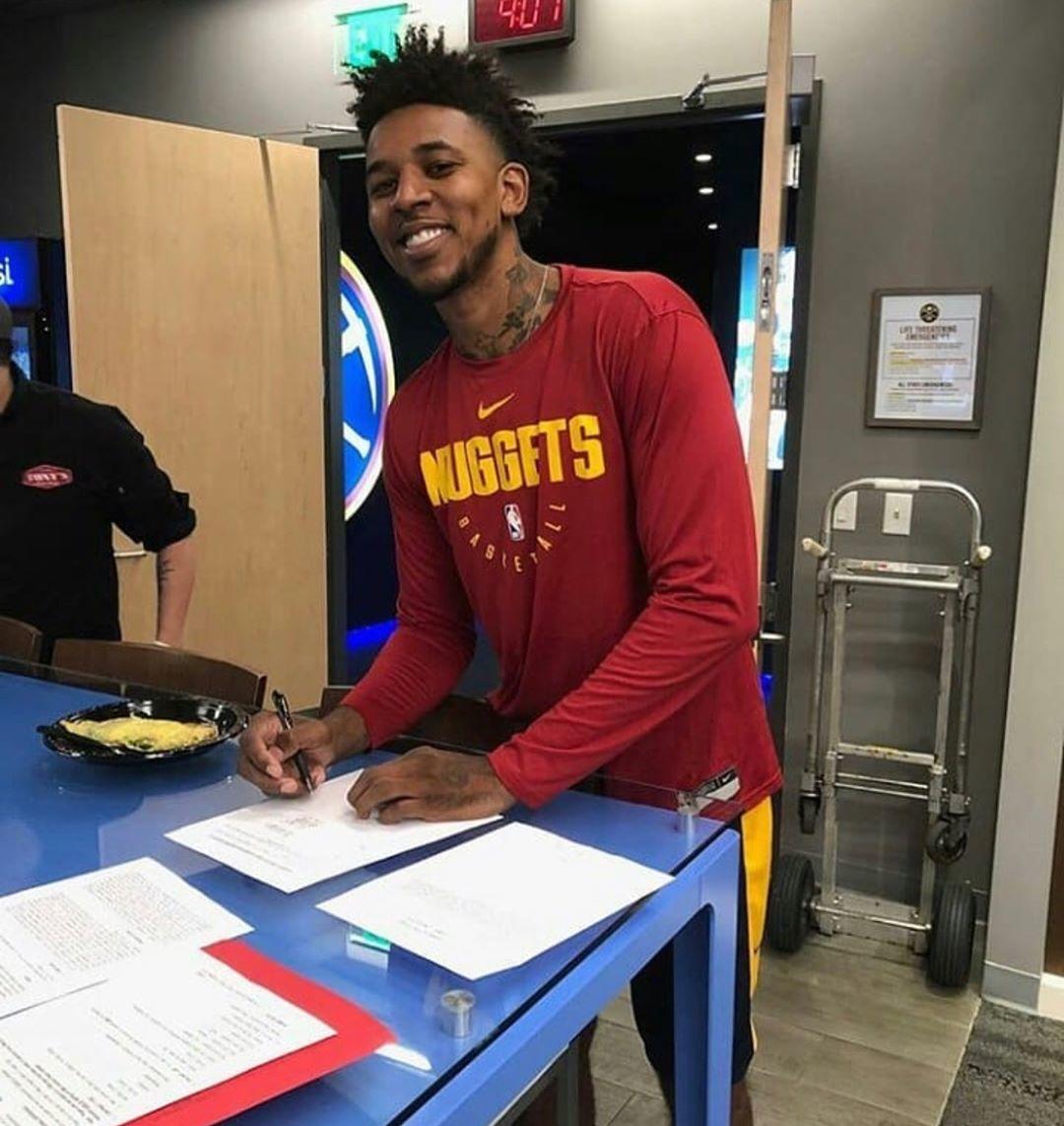 其实说来也难,尼克杨在上赛季效力勇士时虽然随队摘