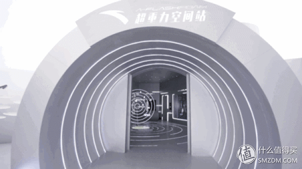 首先，整个空间站分为指挥署和重力舱两个区域，中间则以虫洞隧道相连。无论是指挥署还是重力舱，每个空间都可以解锁超酷炫的玩法，不用坐火箭，安踏就能带你弹上天。