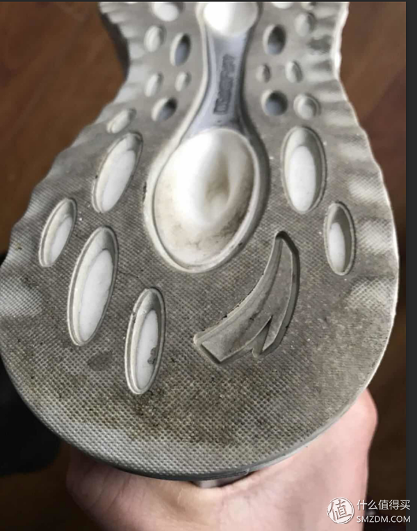 15KM的跑步后鞋底末跟处的花纹明显出现了磨损