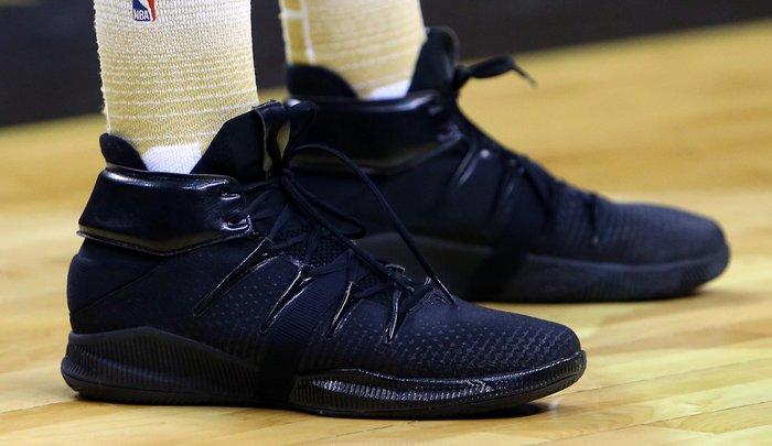 科怀伦纳德脚踩tripleblack配色newbalanceomn1s