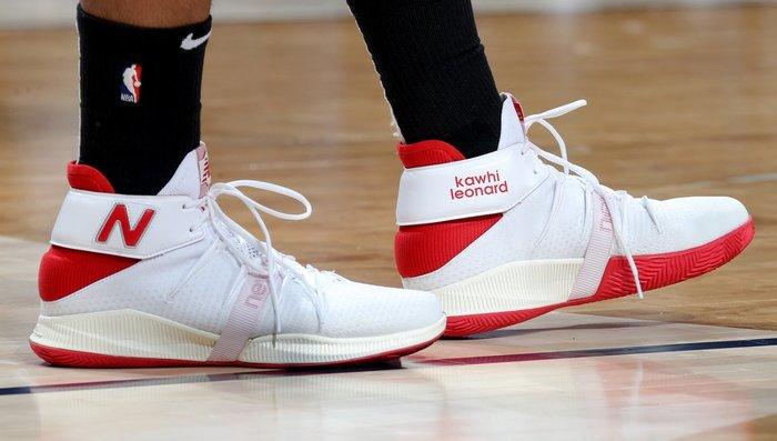 科怀·伦纳德亲穿白/红色new balance omn1s pe对阵鹈鹕