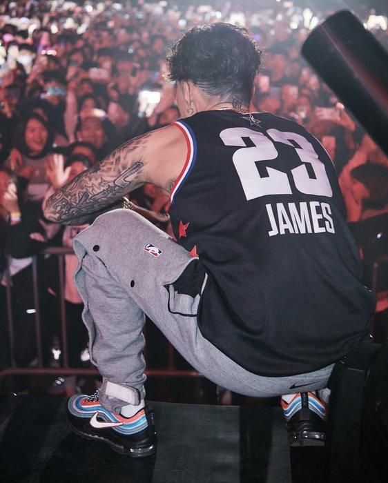 朴宰范提前上脚nikeairmax97neonseoul