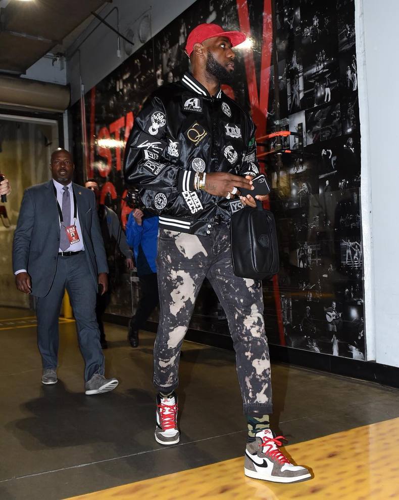 詹姆斯和欧文穿起了天价aj1情侣鞋