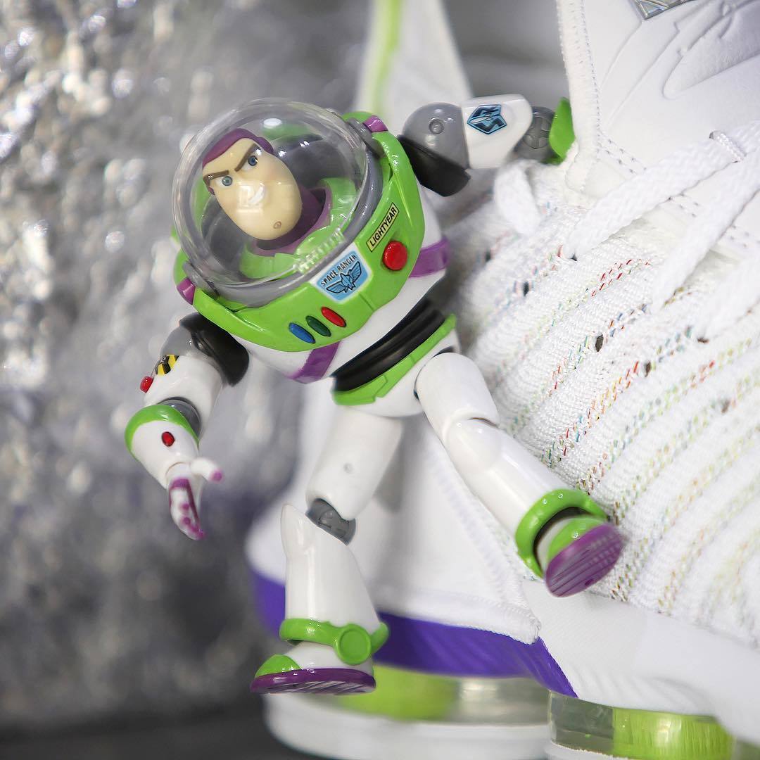 nike lebron 16 buzz lightyear 巴斯光年