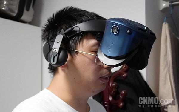 VIVE Cosmos头显翻转起来的效果
