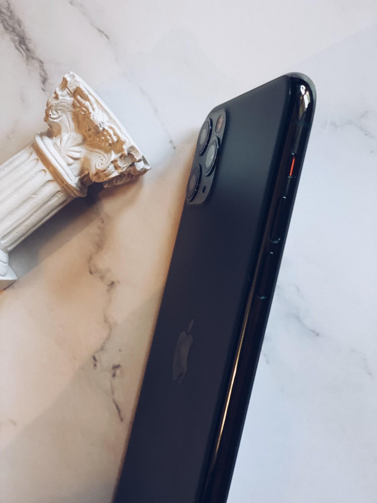 2017 年 iphone x 首次推出的设计语言--正面和背面都是玻璃,侧面则是