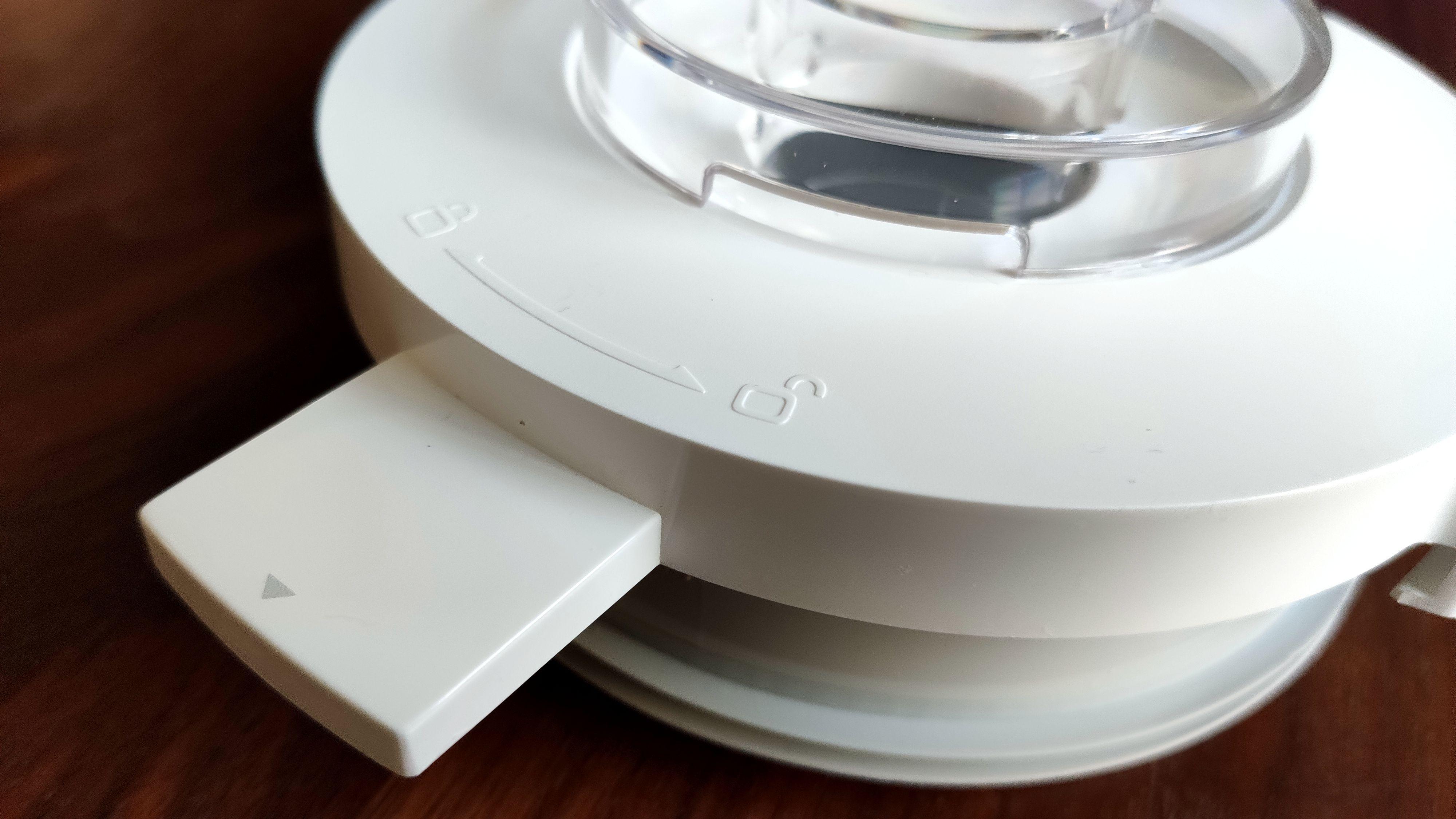 逆时针旋转就可以取下,顺时针旋转卡住,加料时取下加料盖.