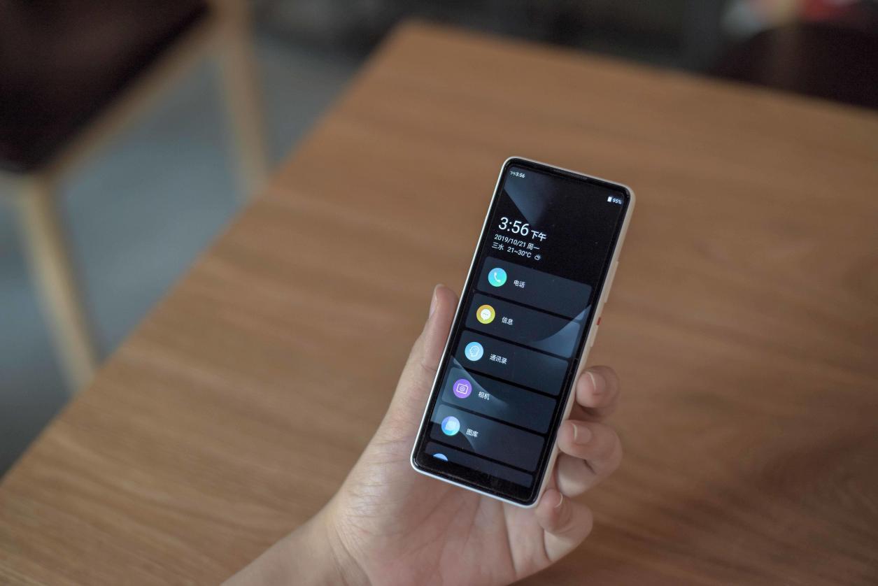采用androidgo系统条形全面屏设计多亲2pro备用机体验