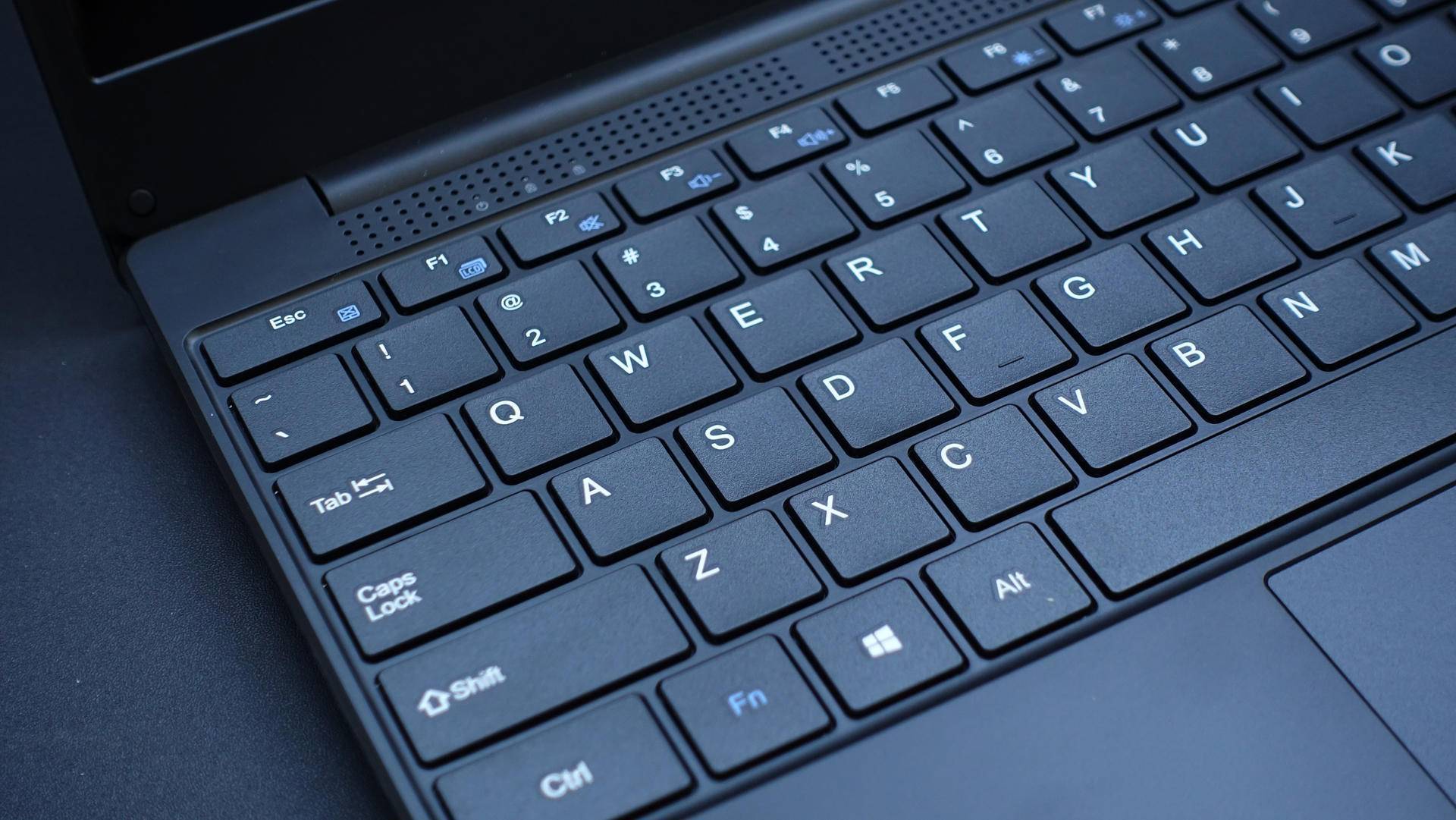 phonebook还具备了符合人体工学的全键盘,其中字母按