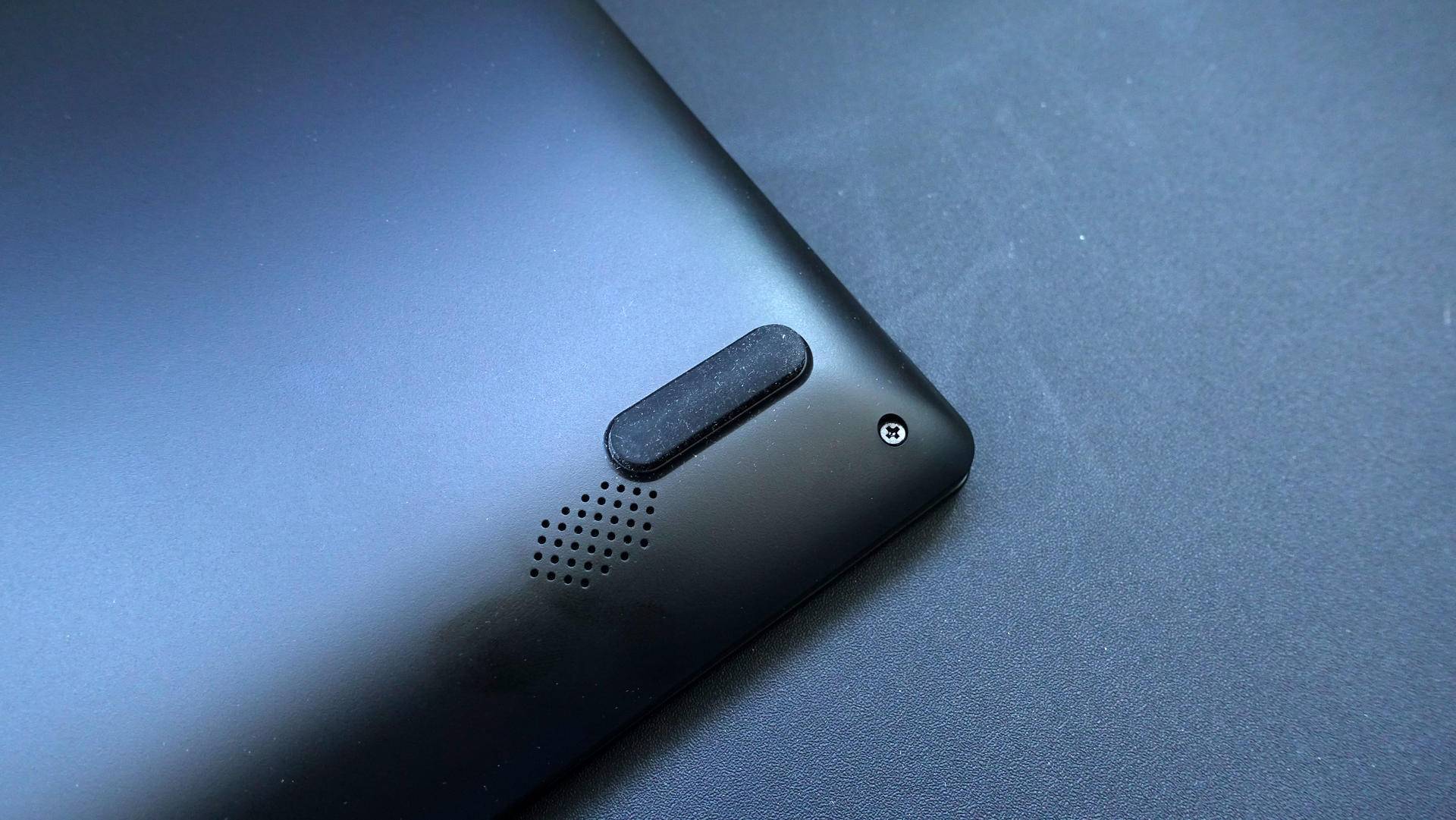 底部除了高密度散热格外,在phonebook底部还有五个防滑