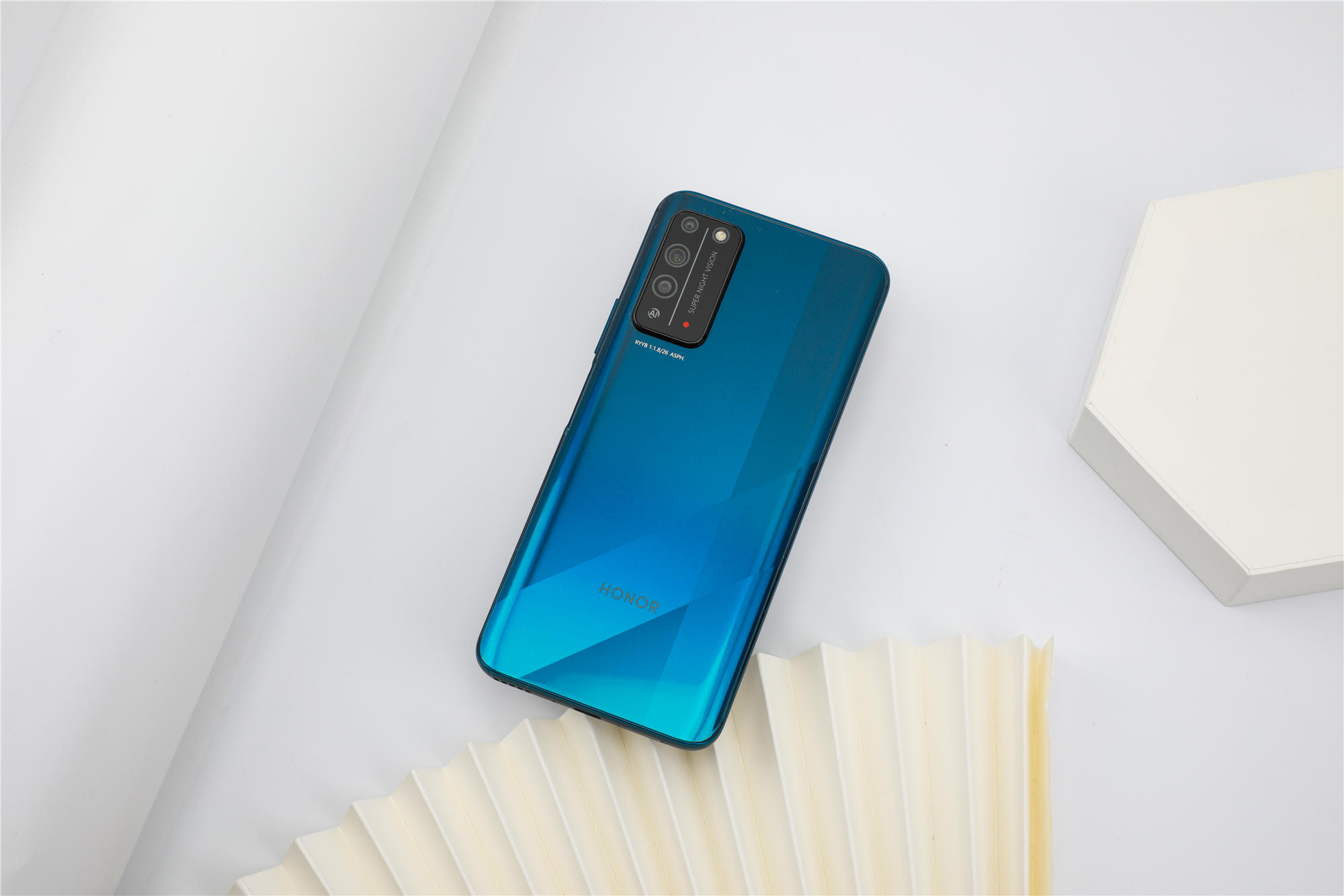 由于荣耀x系列的产品配置向来非常厚道,导致不少消费者忽视了其在外观