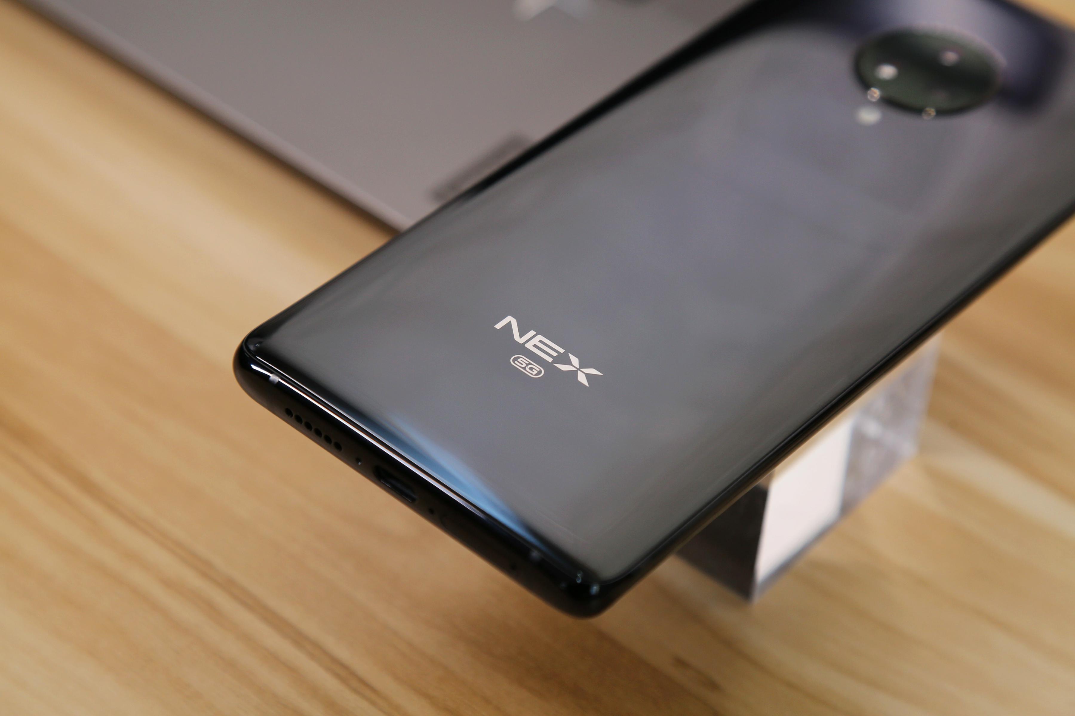 在拿到nex3的起初,因为大角度曲面屏,压感按键,升降摄像头等设计,需要