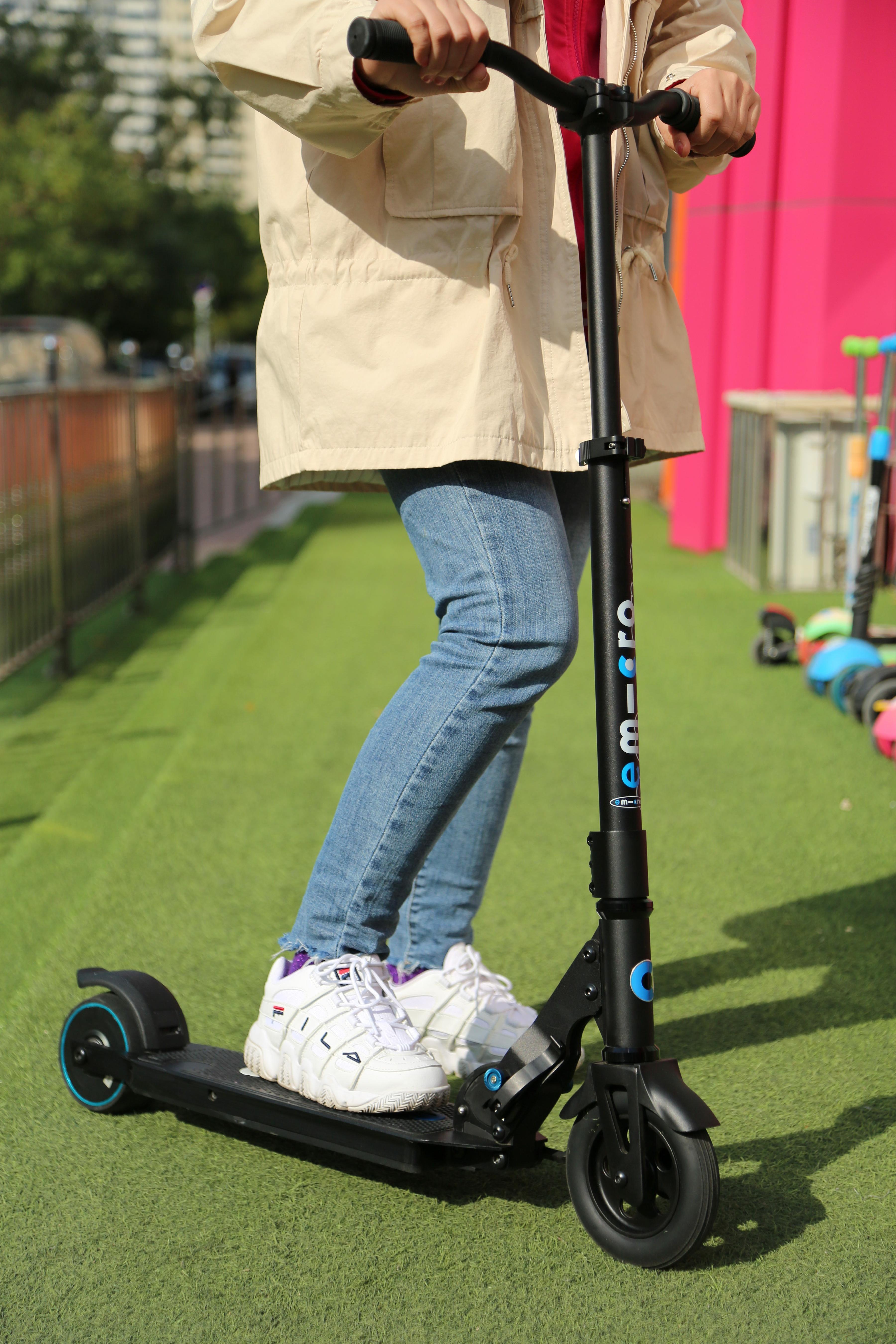 玩转滑板车运动充点电micro米高电动滑板车