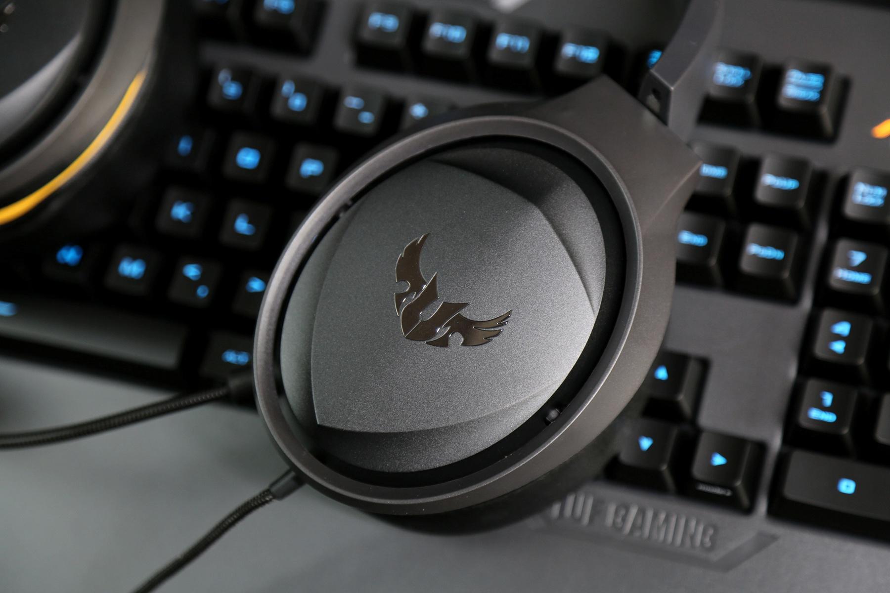 tuf gaming h5电竞耳机的外观也带着浓浓的特工风,两侧外壳对称的镶嵌