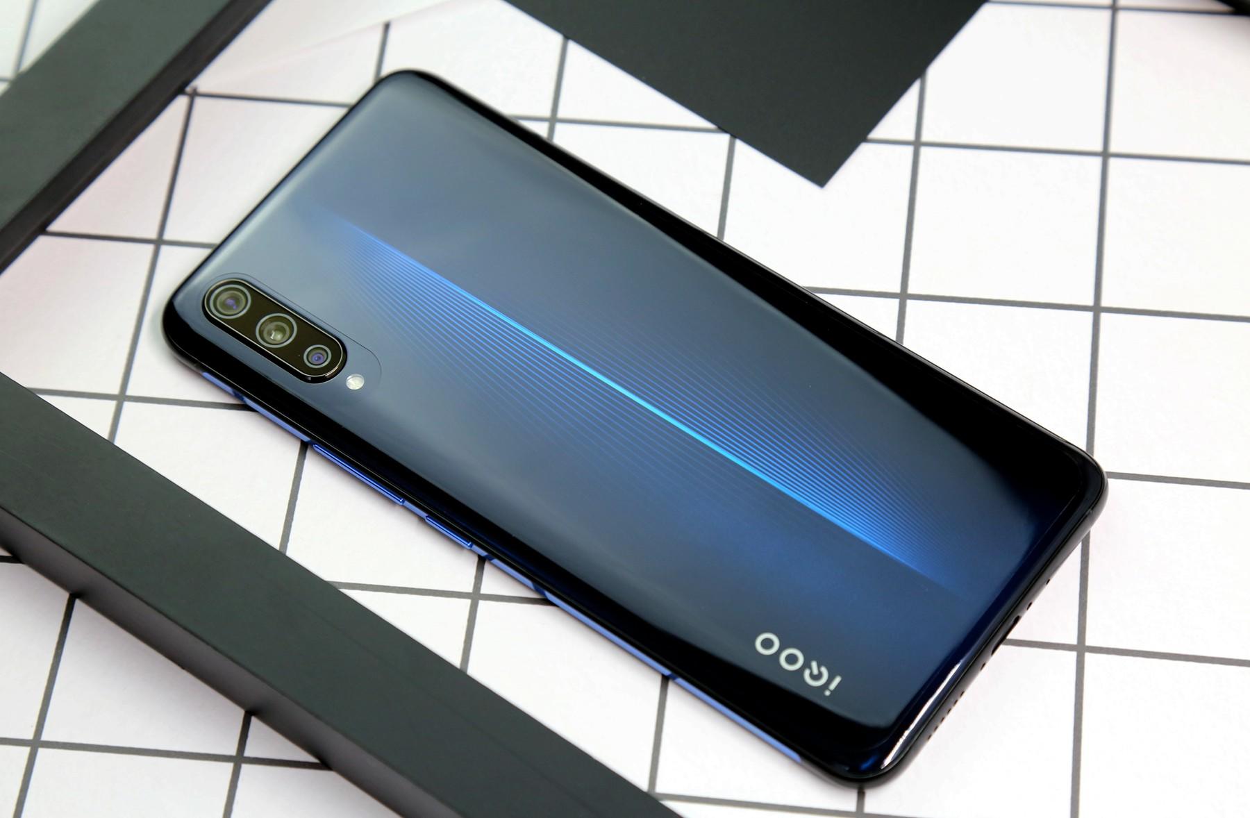 生而爱酷它是划破夜空的一道蓝色闪电:vivo iqoo 电光蓝