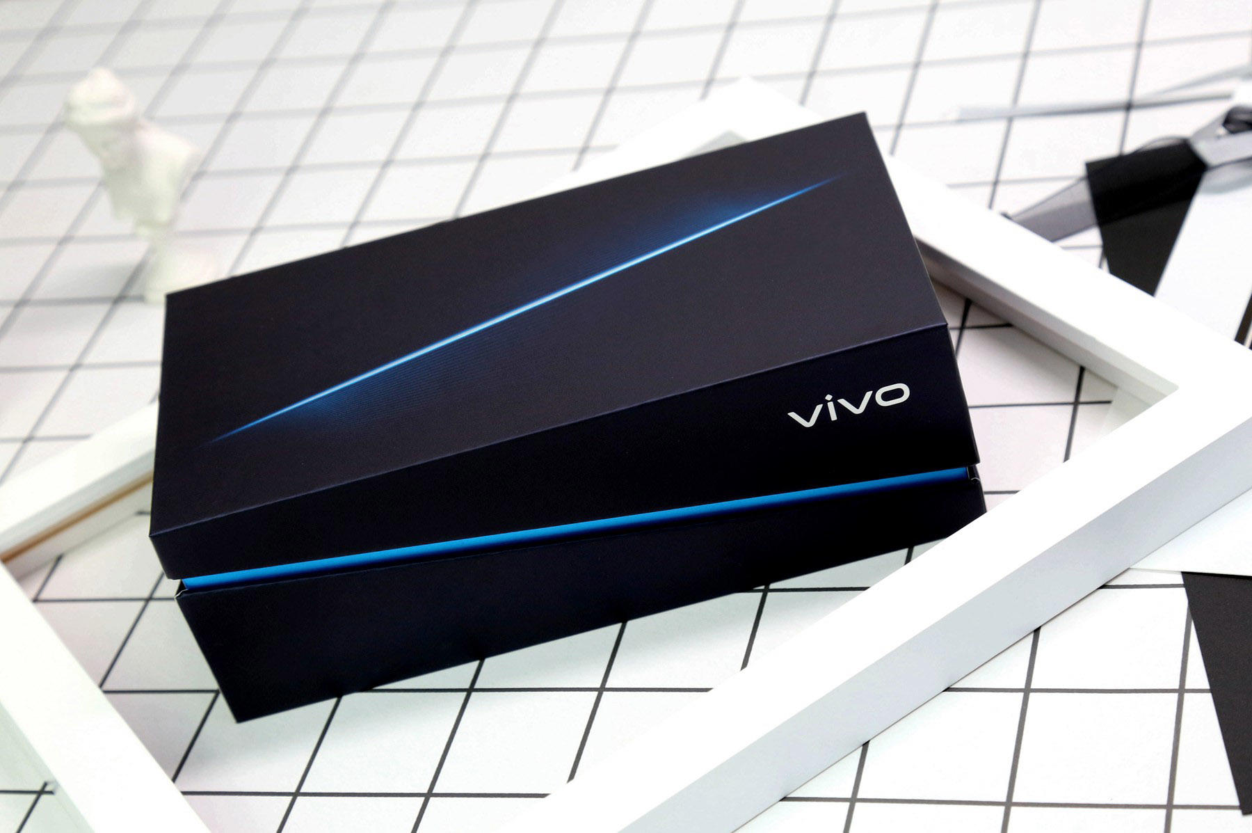 生而爱酷它是划破夜空的一道蓝色闪电:vivo iqoo 电光蓝