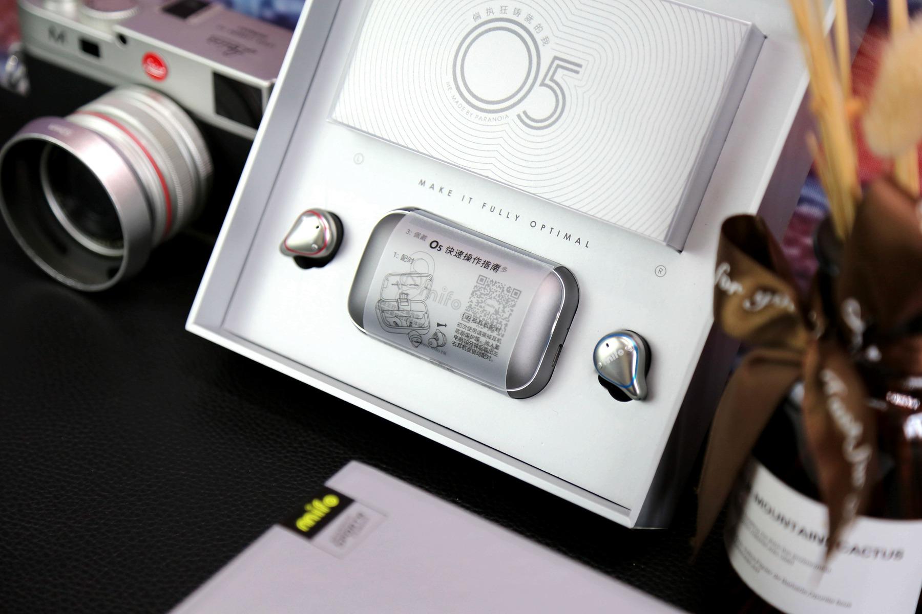 打开盒盖,我们就看到了魔浪o5,耳机与充电仓分离摆放.