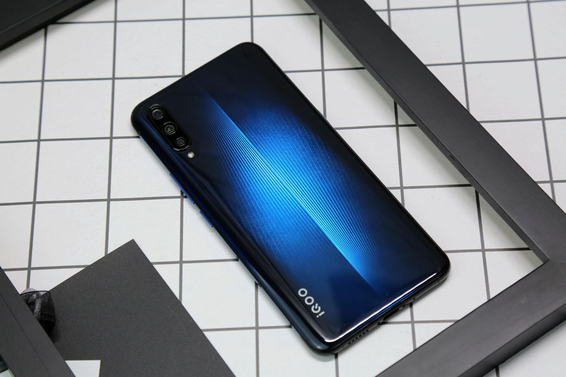 生而爱酷它是划破夜空的一道蓝色闪电:vivo iqoo 电光蓝