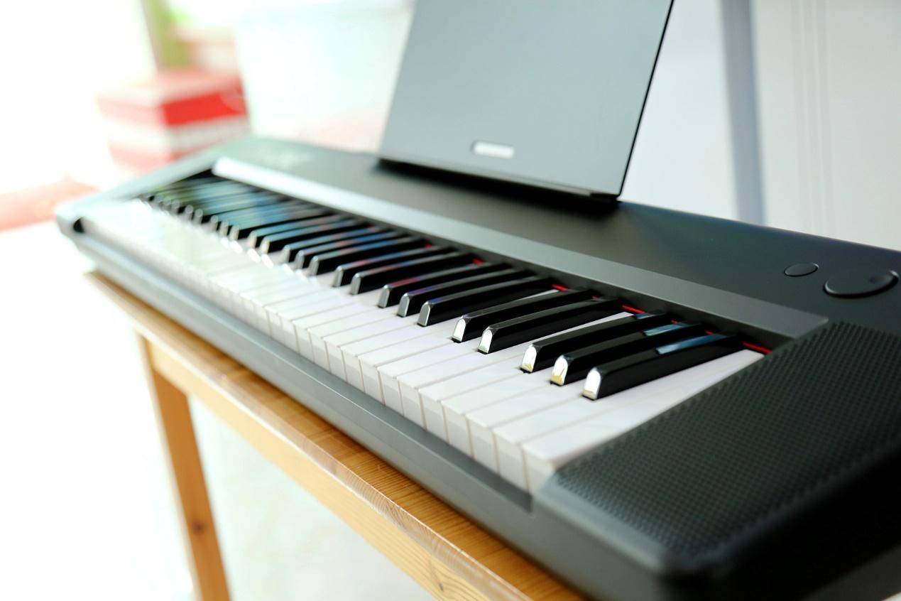 学会弹琴,像玩游戏一样简单:theone 智能电子琴air