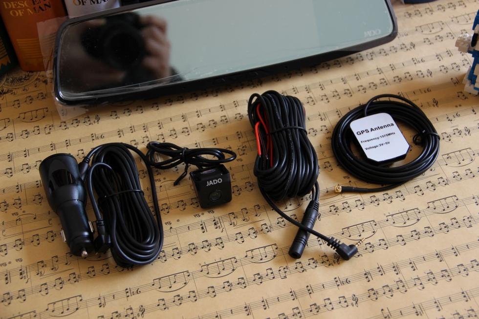 2光圈)设备顶部从左之右分别是usb充电接口,av为后置摄像头接口,tf卡