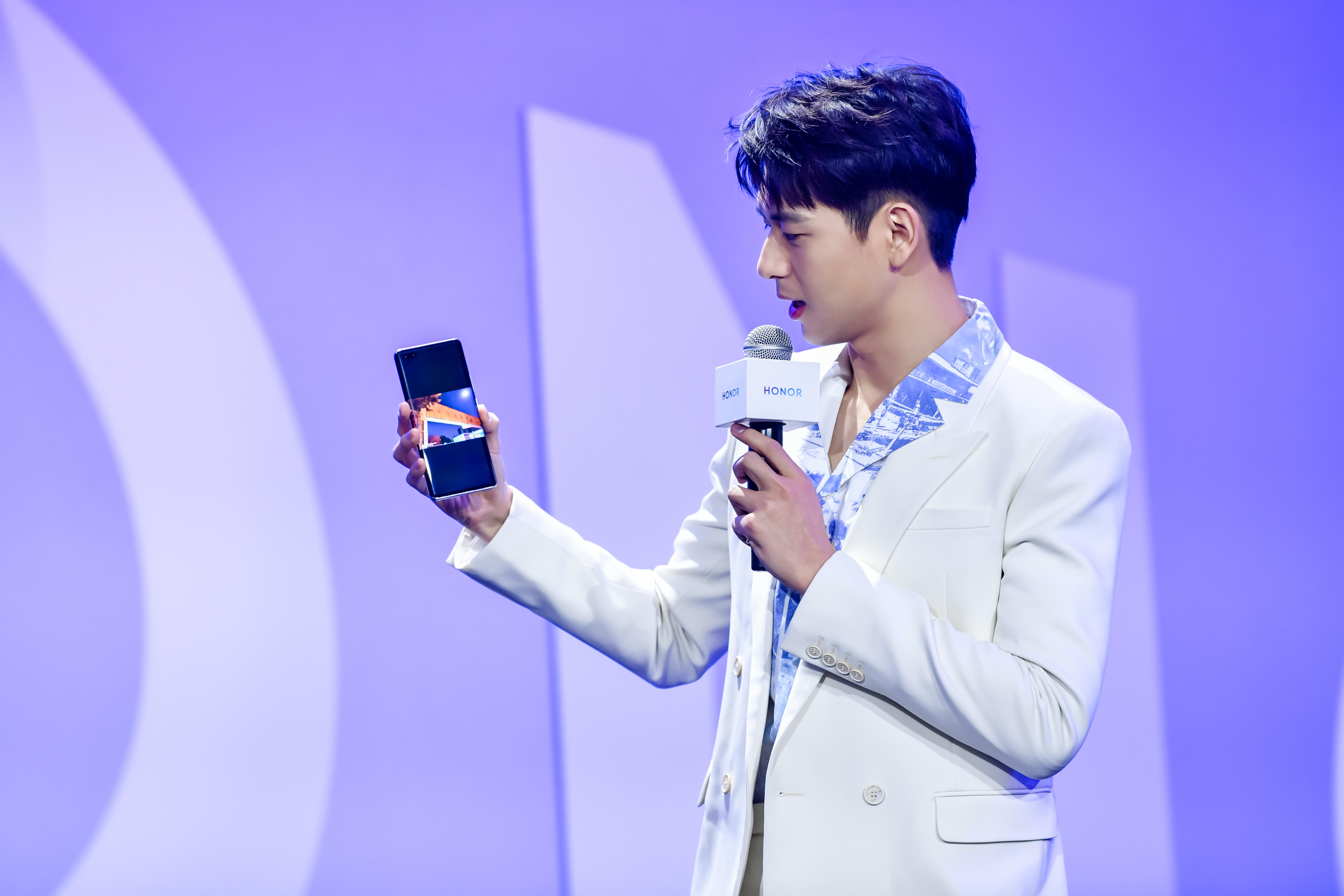 荣耀30系列震撼发布2999元起,李现 现场营业