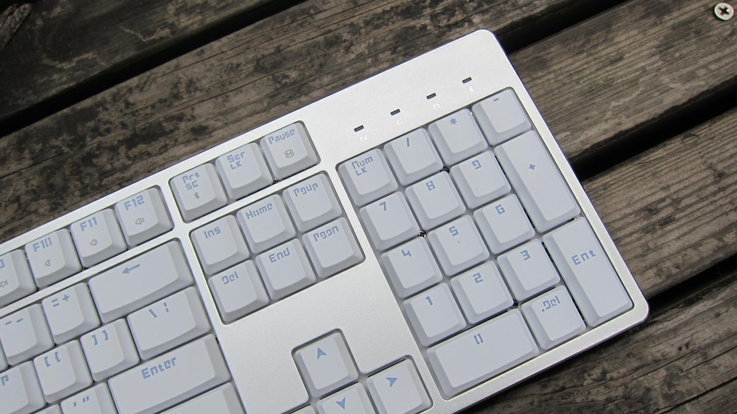 【资讯人大老客】蓝牙与usb想换就换,雷柏mt700多模机械键盘带来的新